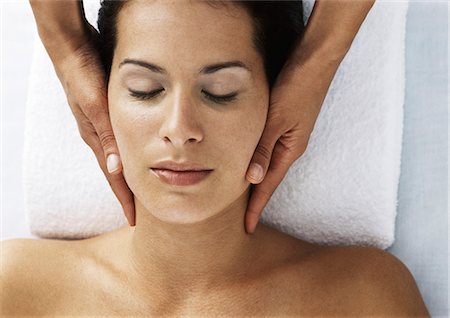 simsearch:695-05770250,k - Femme aux yeux fermés récepteur massage de cou Photographie de stock - Premium Libres de Droits, Code: 695-05777376