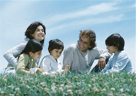 simsearch:695-05773921,k - Parents assis avec les garçons et une fille sur l'herbe Photographie de stock - Premium Libres de Droits, Code: 695-05777421