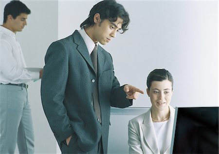 Two colleagues looking at computer, man pointing Foto de stock - Sin royalties Premium, Código: 695-05777552