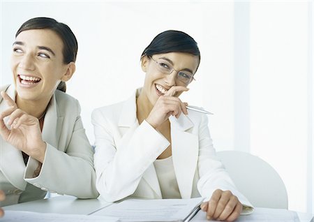 simsearch:695-03381954,k - Zwei Geschäftsfrauen lachen, zur Seite schauen Stockbilder - Premium RF Lizenzfrei, Bildnummer: 695-05777590
