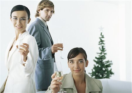 simsearch:695-03381954,k - Geschäftsleute, die Anhebung der Champagner Flöten mit Weihnachtsbaum im Hintergrund Stockbilder - Premium RF Lizenzfrei, Bildnummer: 695-05777607