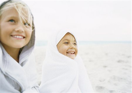 serviette de plage - Deux filles enveloppées vers le haut sur la plage Photographie de stock - Premium Libres de Droits, Code: 695-05777904