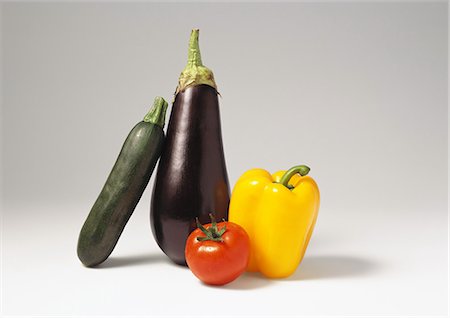 simsearch:693-06497599,k - Zucchini, eggplant, tomato and yellow bell pepper Fotografie stock - Premium Royalty-Free, Codice: 695-05778061