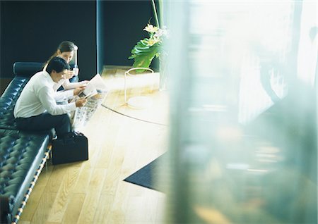 Homme et femme, assis sur un banc dans le Hall, vue grand angle Photographie de stock - Premium Libres de Droits, Code: 695-05778216