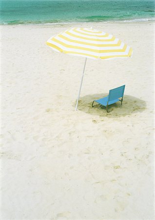 simsearch:632-05991758,k - Parasol and folding chair on beach Fotografie stock - Premium Royalty-Free, Codice: 695-05778369