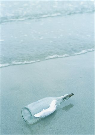 Message in a bottle washed up on beach Foto de stock - Royalty Free Premium, Número: 695-05778392