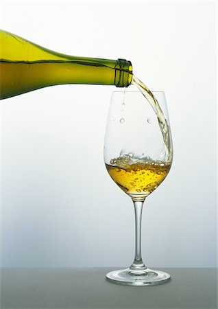 simsearch:659-07599342,k - Gießen ein Glas Weißwein Stockbilder - Premium RF Lizenzfrei, Bildnummer: 695-05778495