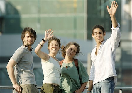simsearch:695-05778556,k - Group of young people waving Foto de stock - Royalty Free Premium, Número: 695-05778570