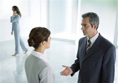 simsearch:695-05777565,k - Businessman and businesswoman having discussion in lobby Foto de stock - Royalty Free Premium, Número: 695-05778856