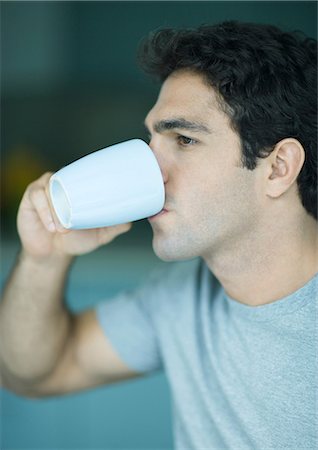 Man drinking from mug Foto de stock - Sin royalties Premium, Código: 695-05779052