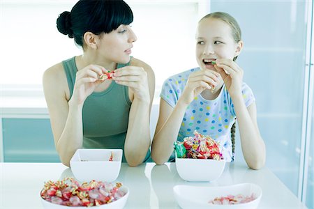 simsearch:695-05779160,k - Young woman and preteen girl eating candy Stock Photo - Premium Royalty-Free, Code: 695-05779132