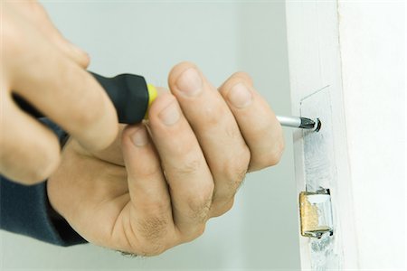 Man repairing door lock with screwdriver, cropped view of hands Foto de stock - Sin royalties Premium, Código: 695-05779212