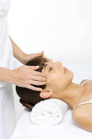 simsearch:696-03402623,k - Femme recevant le massage de la tête, recadrée vue Photographie de stock - Premium Libres de Droits, Code: 695-05779434