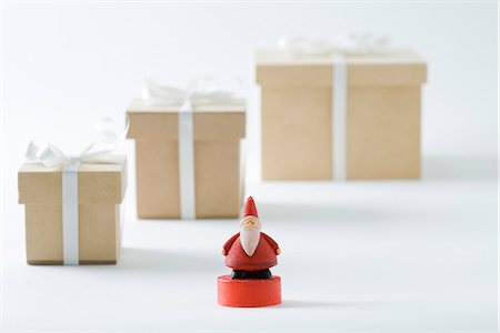 simsearch:695-05779541,k - Santa Claus figurine standing in front of Christmas gifts Stock Photo - Premium Royalty-Free, Code: 695-05779551