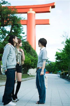 shinto - Group of friends chatting, traditional Japanese Torii gate in background Foto de stock - Royalty Free Premium, Número: 695-05779608