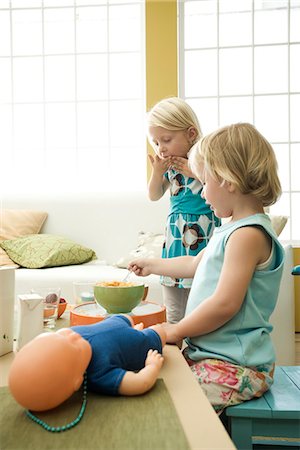 feeding kids breakfast - Little girls eating breakfast at messy table Stock Photo - Premium Royalty-Free, Code: 695-05779681