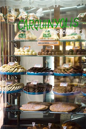 desserts on display - Bakery shop window display of assorted sweets Foto de stock - Sin royalties Premium, Código: 695-05779739