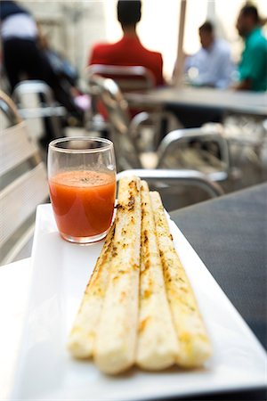 finger foods presentation - Breadsticks with dipping sauce Stock Photo - Premium Royalty-Free, Code: 695-05779731