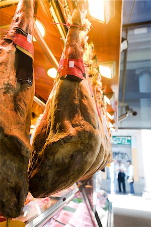 räuchern - Geräuchertem Schweinefleisch Beine hängen auf dem Display in der Metzgerei Stockbilder - Premium RF Lizenzfrei, Bildnummer: 695-05779747
