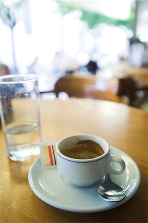 Dirty coffee cup left on cafe table Foto de stock - Sin royalties Premium, Código: 695-05779762