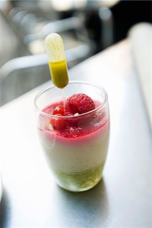 Almond mousse with pistachio coulis and berries Foto de stock - Sin royalties Premium, Código: 695-05779770