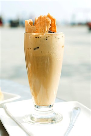 Iced mocha with wafer Fotografie stock - Premium Royalty-Free, Codice: 695-05779773