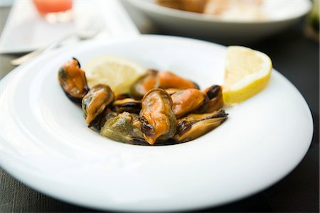 simsearch:695-05779772,k - Steamed mussels garnished with lemon slices Stock Photo - Premium Royalty-Free, Code: 695-05779783