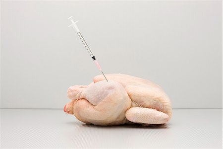 pollame - Food concept, syringe sticking out of raw chicken Fotografie stock - Premium Royalty-Free, Codice: 695-05779883