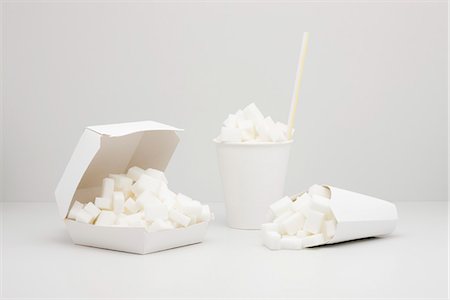 diabetes - Food concept, sugar cubes inside fast food containers Foto de stock - Royalty Free Premium, Número: 695-05779891