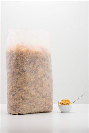 Food concept, cereal bag with small bowl of cereal Foto de stock - Sin royalties Premium, Código: 695-05779893