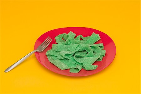 simsearch:695-05779932,k - Food concept, plate of green gummy candy arranged like pasta Foto de stock - Sin royalties Premium, Código: 695-05779916