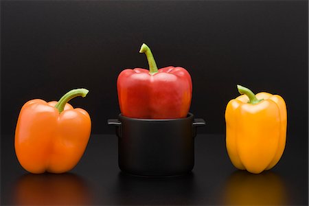 simsearch:695-05779940,k - Fresh bell peppers, one squeezed into miniature pot Foto de stock - Sin royalties Premium, Código: 695-05779920