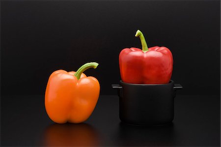 simsearch:695-05779940,k - Fresh bell peppers, one in miniature pot Foto de stock - Sin royalties Premium, Código: 695-05779933
