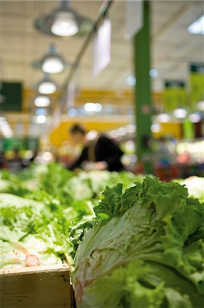 simsearch:695-03387306,k - Head of romaine lettuce, produce department of supermarket Stock Photo - Premium Royalty-Free, Code: 695-05779964