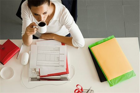 food directly above - Businesswoman at desk breaking for cup of coffee Foto de stock - Sin royalties Premium, Código: 695-05779966