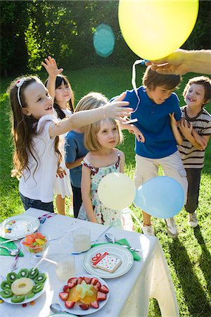 simsearch:695-05779999,k - Handing out balloons at children's birthday party Foto de stock - Sin royalties Premium, Código: 695-05779986