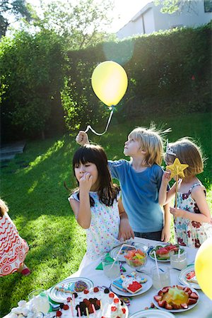 Enfants à la fête d'anniversaire en plein air Photographie de stock - Premium Libres de Droits, Code: 695-05779996