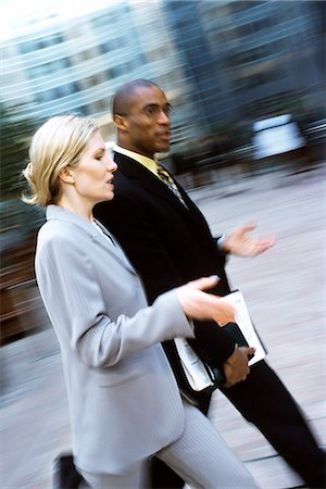 simsearch:695-05770005,k - Businessman and businesswoman walking together in conversation Fotografie stock - Premium Royalty-Free, Codice: 695-05770007