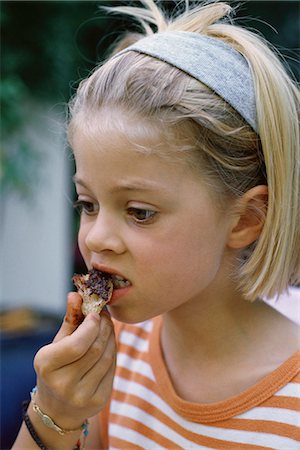 Little girl eating snack Foto de stock - Sin royalties Premium, Código: 695-05770117