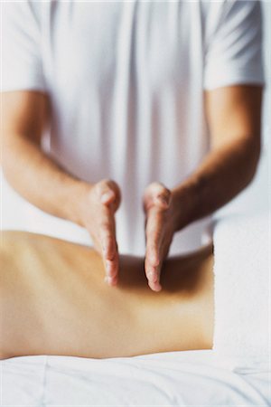 Massage therapist massaging woman's lower back, cropped Foto de stock - Sin royalties Premium, Código: 695-05770264