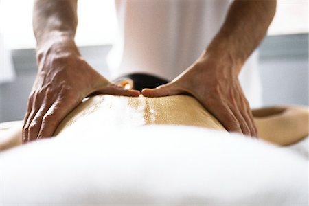 Hands of massage therapist massaging woman's back Foto de stock - Sin royalties Premium, Código: 695-05770271