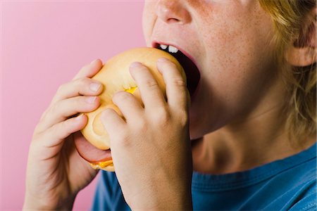 people eating bagels - Enfant de manger sandwich jambon-fromage Photographie de stock - Premium Libres de Droits, Code: 695-05770280