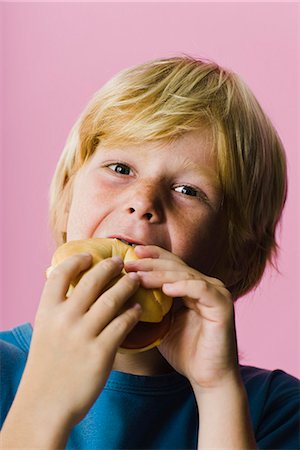 satisfied (hunger) - Repas sandwich garçon Photographie de stock - Premium Libres de Droits, Code: 695-05770282