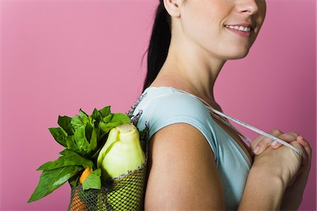 simsearch:695-05770291,k - Frau mit Sack von frischem Gemüse über der Schulter getragen Stockbilder - Premium RF Lizenzfrei, Bildnummer: 695-05770300