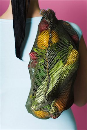 sack - Femme avec sac de légumes frais reportés épaule, vue arrière Photographie de stock - Premium Libres de Droits, Code: 695-05770301