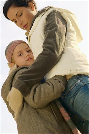 simsearch:632-06318053,k - Little girl embracing mother, low angle view Foto de stock - Sin royalties Premium, Código: 695-05770574