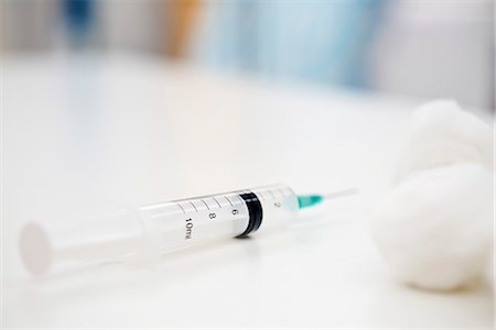 flu shot - Syringe, cotton balls Stock Photo - Premium Royalty-Free, Code: 695-05770655