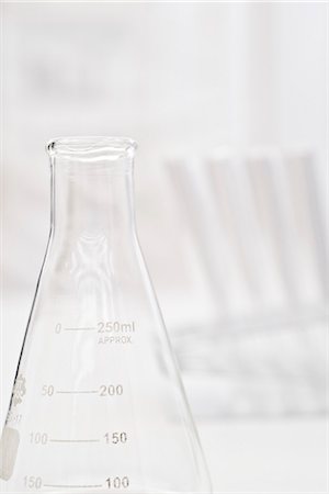 erlenmeyer flask and beaker - Bécher gradué Photographie de stock - Premium Libres de Droits, Code: 695-05770668