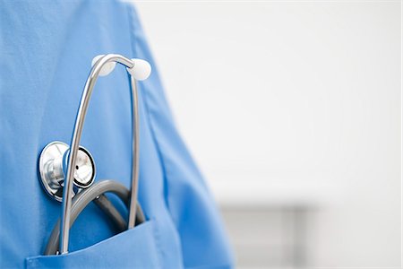 diagnostisch - Stethoskop in Tasche von Scrub top Stockbilder - Premium RF Lizenzfrei, Bildnummer: 695-05770661