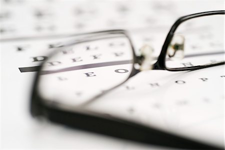 Glasses on eye chart Foto de stock - Sin royalties Premium, Código: 695-05770662